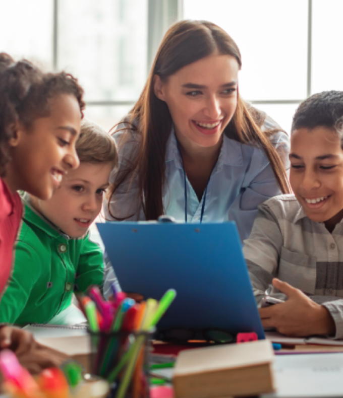 Como Atuamos: Educação e Capacitação