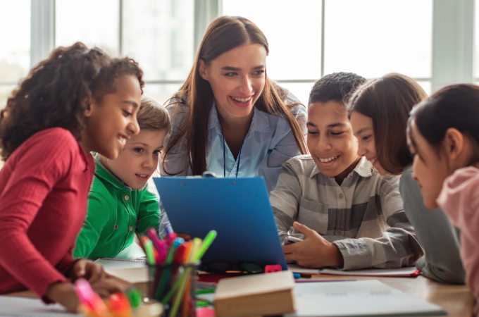 Como Atuamos - Educação e Capacitação